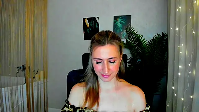 Snapshot of PassionGlow chatting on 02-21-25, 10:37 PassionGlow online show from 02-21-25, 10:37
