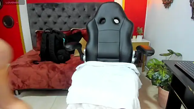 Snapshot of Tisha__lau chatting on 02-25-25, 01:39 Tisha  lau online show from 02-25-25, 01:39