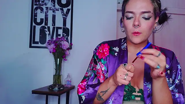 Snapshot of purple_em69 chatting on 09-21-25, 04:47 purple em69 online show from 09-21-25, 04:47