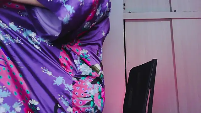 Snapshot of purple_em69 chatting on 09-27-25, 07:35 purple em69 online show from 09-27-25, 07:35