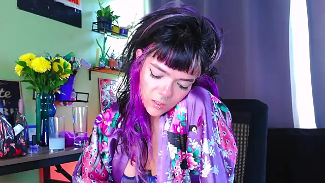 Snapshot of purple_em69 chatting on 10-19-25, 04:29 purple em69 online show from 10-19-25, 04:29