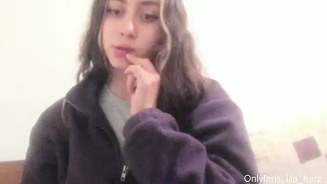 Snapshot of Liherz chatting on 12-21-24, 12:53 Liherz online show from 12-21-24, 12:53