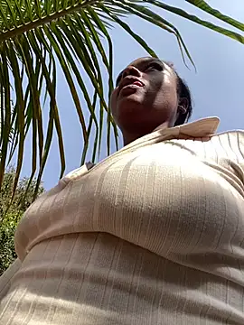 Snapshot of Dellah26 chatting on 02-08-25, 12:17 Dellah26 online show from 02-08-25, 12:17