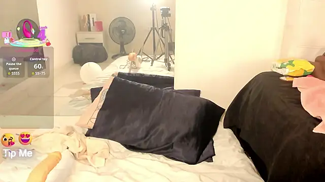 Snapshot of caryn_johnson chatting on 10-29-25, 01:02 caryn johnson online show from 10-29-25, 01:02