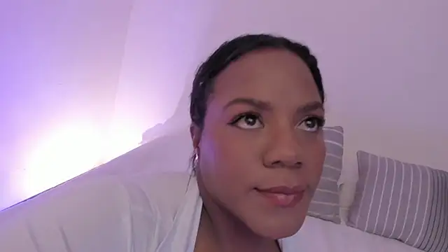 Snapshot of Sexyshantal_ chatting on 10-28-25, 07:27 Sexyshantal  online show from 10-28-25, 07:27