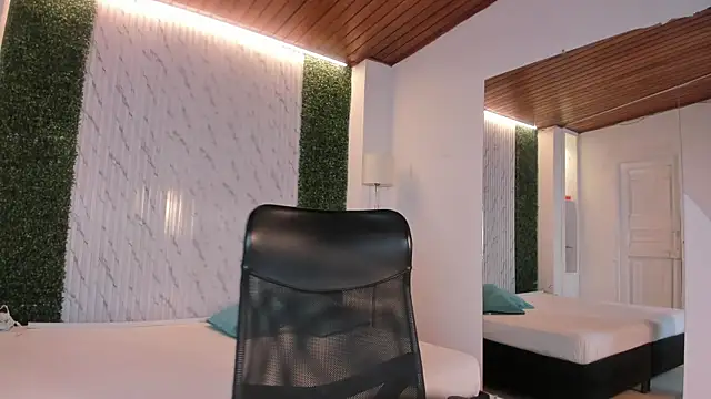 Snapshot of carina_rossi chatting on 11-18-25, 01:04 carina rossi online show from 11-18-25, 01:04