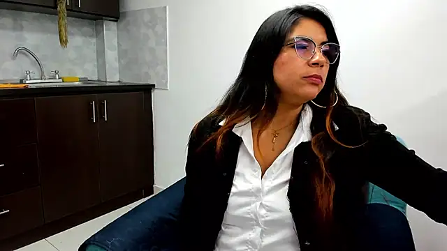 Snapshot of Luna_Dumont chatting on 02-20-25, 02:13 Luna Dumont online show from 02-20-25, 02:13