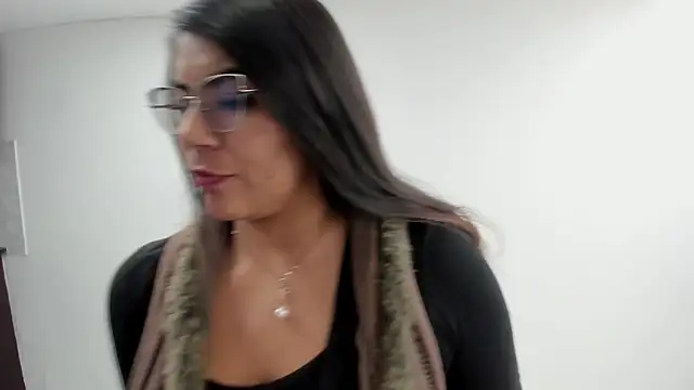 Snapshot of Luna_Dumont chatting on 10-02-25, 06:04 Luna Dumont online show from 10-02-25, 06:04