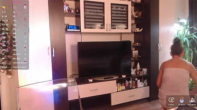 Snapshot of SheilaRyan chatting on 10-19-25, 05:08 SheilaRyan online show from 10-19-25, 05:08