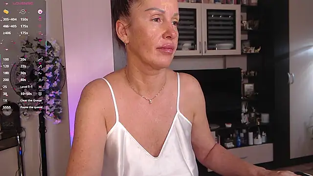 Snapshot of SheilaRyan chatting on 11-11-25, 05:07 SheilaRyan online show from 11-11-25, 05:07