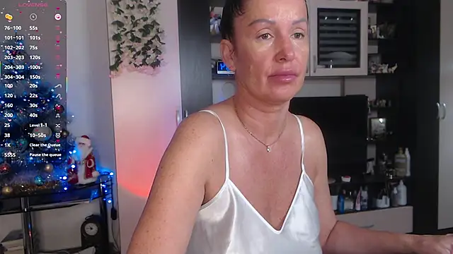 Snapshot of SheilaRyan chatting on 12-15-25, 05:01 SheilaRyan online show from 12-15-25, 05:01