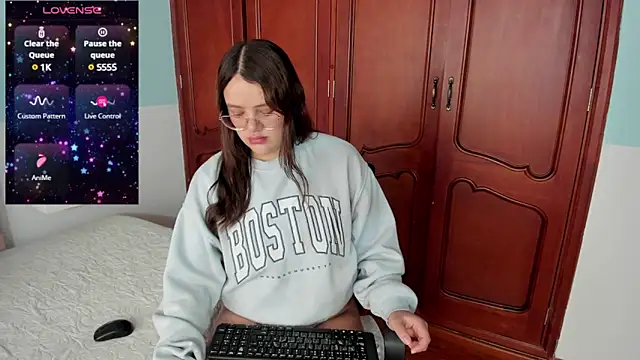 Snapshot of _Sarahh_0 chatting on 12-12-24, 01:39  Sarahh 0 online show from 12-12-24, 01:39