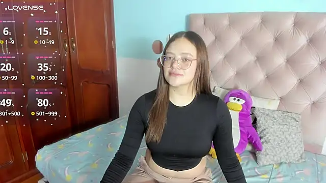 Snapshot of _Sarahh_0 chatting on 02-18-25, 01:33  Sarahh 0 online show from 02-18-25, 01:33