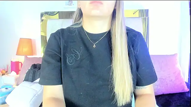 Snapshot of emmy_r chatting on 10-25-25, 12:02 emmy r online show from 10-25-25, 12:02