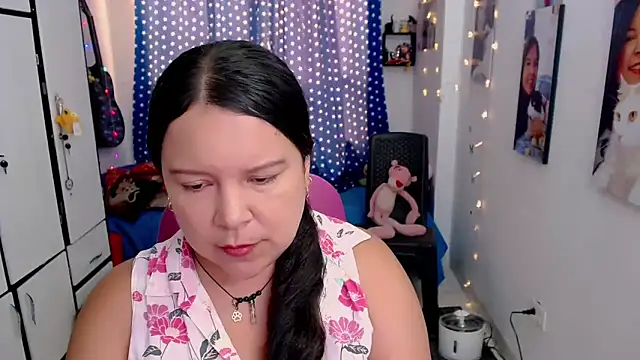 Snapshot of claryssa_ chatting on 11-04-25, 08:30 claryssa online show from 11-04-25, 08:30