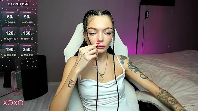 Snapshot of Mariella_Adamss chatting on 10-28-25, 11:14 Mariella Adamss online show from 10-28-25, 11:14