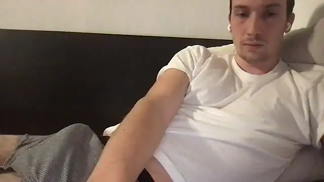 Snapshot of hungandfun05 chatting on 02-06-25, 05:19 hungandfun05 online show from 02-06-25, 05:19