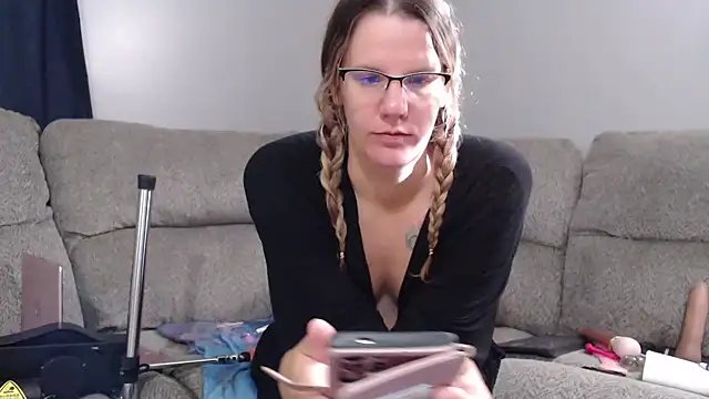 Snapshot of Sarahtineke chatting on 10-14-25, 02:40 Sarahtineke online show from 10-14-25, 02:40
