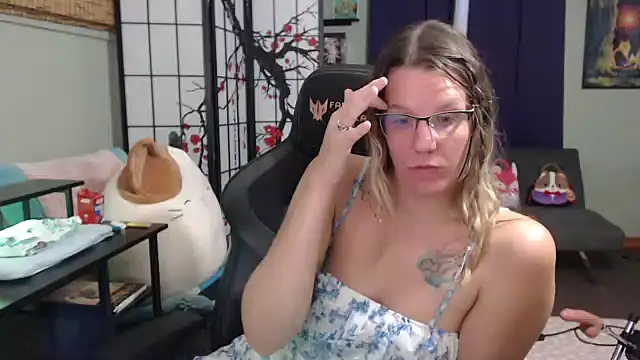 Snapshot of Sarahtineke chatting on 10-19-25, 10:21 Sarahtineke online show from 10-19-25, 10:21