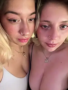 Snapshot of Enyeld_ruru chatting on 01-08-25, 06:20 Enyeld ruru online show from 01-08-25, 06:20