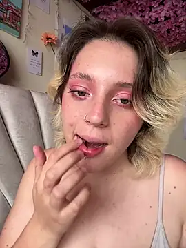 Snapshot of Enyeld_ruru chatting on 02-23-25, 01:42 Enyeld ruru online show from 02-23-25, 01:42