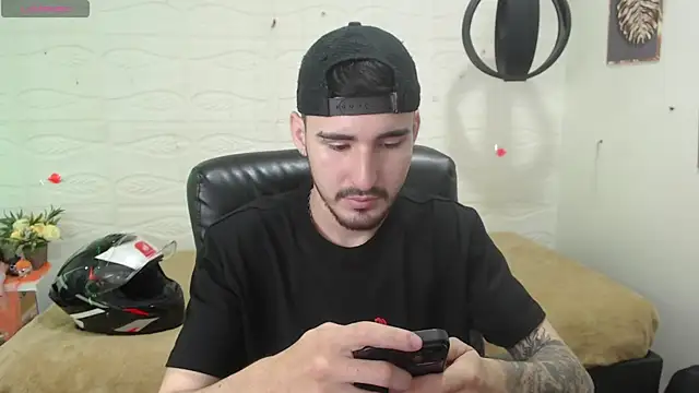 Snapshot of DmitriSanders chatting on 12-13-24, 01:04 DmitriSanders online show from 12-13-24, 01:04