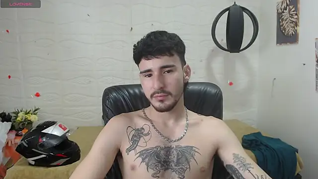 Snapshot of DmitriSanders chatting on 12-14-24, 03:25 DmitriSanders online show from 12-14-24, 03:25