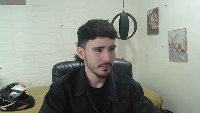 Snapshot of DmitriSanders chatting on 12-15-24, 12:28 DmitriSanders online show from 12-15-24, 12:28