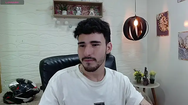 Snapshot of DmitriSanders chatting on 01-09-25, 02:33 DmitriSanders online show from 01-09-25, 02:33