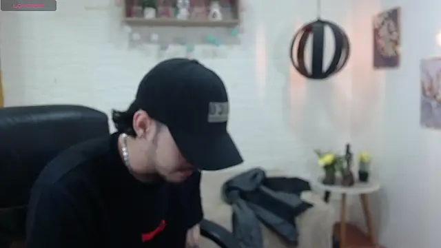 Snapshot of DmitriSanders chatting on 01-21-25, 08:43 DmitriSanders online show from 01-21-25, 08:43