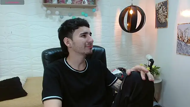 Snapshot of DmitriSanders chatting on 03-20-25, 08:40 DmitriSanders online show from 03-20-25, 08:40