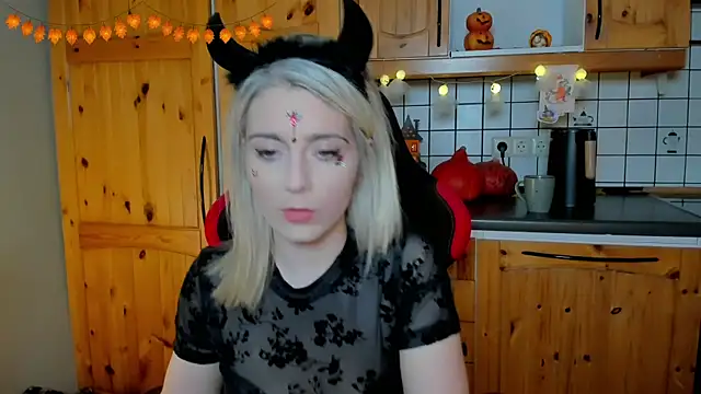 Lisaonthemoon online show from 10-26-25, 08:26