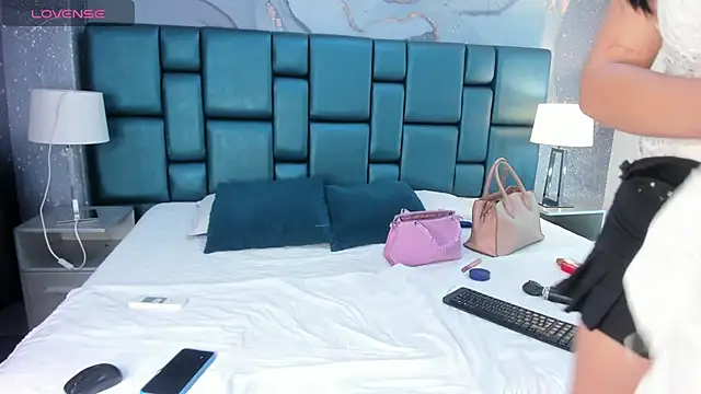 Nahomi Wild online show from 12-24-24, 06:50