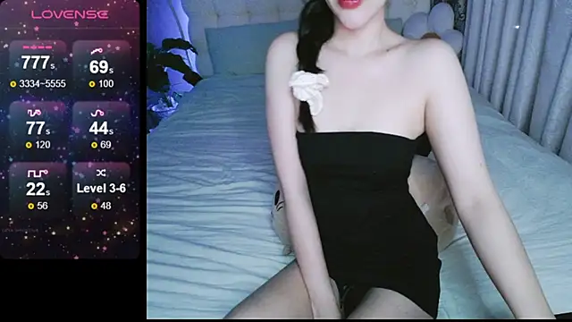 Snapshot of _Viviann_ chatting on 12-10-24, 04:06  Viviann  online show from 12-10-24, 04:06