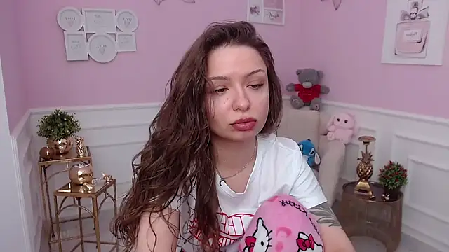 LucySkilar online show from 02-05-26, 05:45