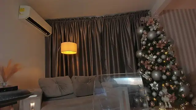 Snapshot of HannaByron chatting on 12-12-24, 05:10 HannaByron online show from 12-12-24, 05:10