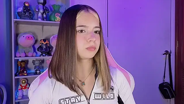 Snapshot of EmilyMiller_ chatting on 09-16-25, 04:52 EmilyMiller online show from 09-16-25, 04:52