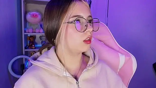 Snapshot of EmilyMiller_ chatting on 10-04-25, 09:13 EmilyMiller online show from 10-04-25, 09:13