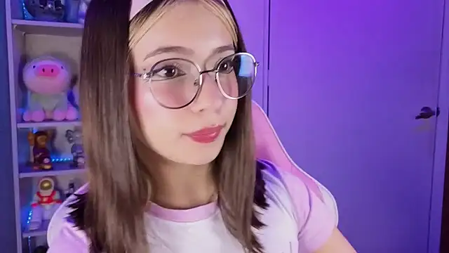 Snapshot of EmilyMiller_ chatting on 10-11-25, 05:11 EmilyMiller online show from 10-11-25, 05:11