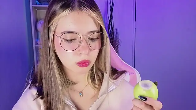 Snapshot of EmilyMiller_ chatting on 10-15-25, 04:51 EmilyMiller online show from 10-15-25, 04:51