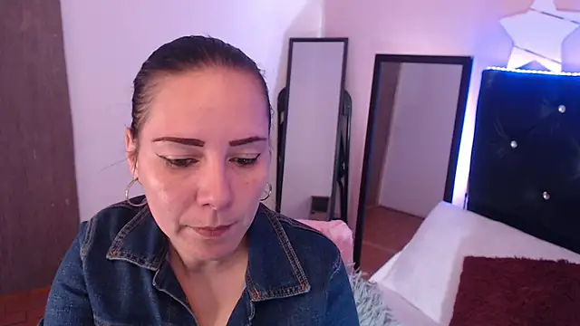 camila delarosa online show from 11-19-25, 07:03