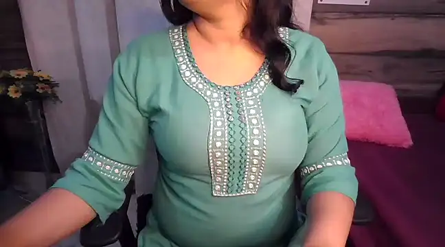 Snapshot of Trezza chatting on 12-17-24, 06:53 Trezza online show from 12-17-24, 06:53