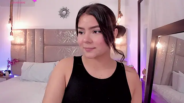 Snapshot of Oriana_Guzman chatting on 07-17-26, 11:42 Oriana Guzman online show from 07-17-26, 11:42