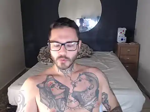 Snapshot of clark_r chatting on 11-11-25, 04:51 clark r online show from 11-11-25, 04:51