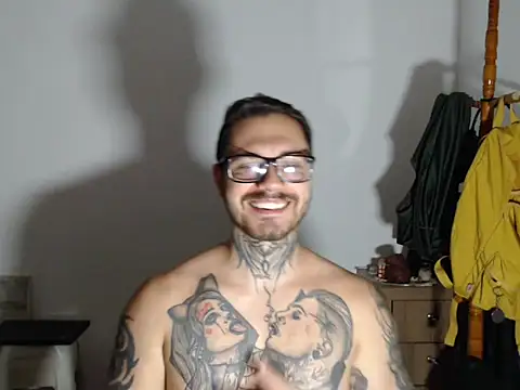 Snapshot of clark_r chatting on 01-16-26, 12:47 clark r online show from 01-16-26, 12:47