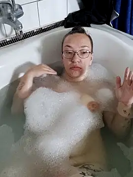 Isabella Geney online show from 10-10-25, 12:59