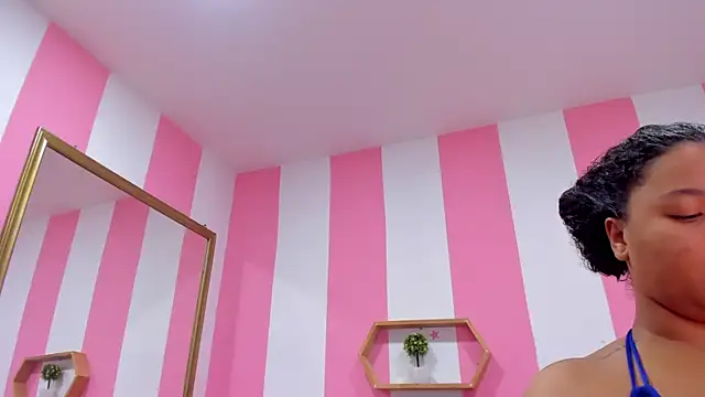 Snapshot of ISABELLA_020 chatting on 10-24-25, 01:29 ISABELLA 020 online show from 10-24-25, 01:29