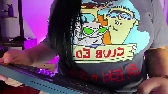 Snapshot of Kylie2211 chatting on 02-07-25, 02:40 Kylie2211 online show from 02-07-25, 02:40