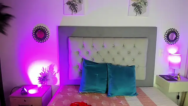 Snapshot of Kylie2211 chatting on 02-08-25, 02:47 Kylie2211 online show from 02-08-25, 02:47