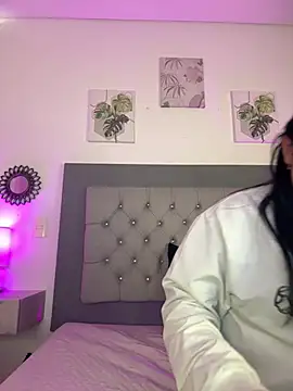 Snapshot of Kylie2211 chatting on 03-18-25, 12:14 Kylie2211 online show from 03-18-25, 12:14